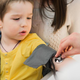 Povišan krvni tlak se lahko pojavi že pri dojenčkih