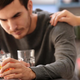 Ne pustite osebe, ki vam je blizu, propadati zaradi alkohola
