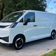 Farizon V7E: kitajec, ki kaže mišice evropejcem