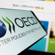 OECD: Razmislite o obvezni božičnici, manj obdavčite plače, bolj pa nepremičnine in porabo
