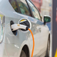 Konec avtomobilov z notranjim zgorevanjem do 2040? Avtoindustrija ne verjame v popolno elektrifikacijo