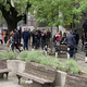 Tridnevna žalost: V streljanju v osnovni šoli v Beogradu 14-letnik ubil osem otrok in varnostnika, sedem ranil