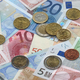 Bloomberg: Uporaba evra v svetovnem plačilnem prometu se zmanjšuje, juana pa narašča