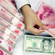 Velika razprodaja: Kitajske državne banke prodajajo ameriške dolarje, da bi spodbudile juan