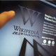 CIA »ureja« Wikipedijo tako, da spodbuja pripovedi, ki ji ustrezajo, druge pa cenzurira, opozarja soustanovitelj portala