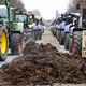 Iztovarjanje gnoja ob skladbi »Moskva«: Nemški kmetje zaostrujejo proteste, zahtevajo konec pomoči Ukrajini!