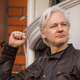 John Mearsheimer: »Novinarji v ZDA ne končajo v zaporih, ko razkrivajo skrivnosti, Assange ne bi smel biti izročen ZDA!«