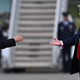 Trump v Beli hiši izobesil sliko, ki jo je dobil od Putina