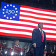 Sliko svojo ljubim: Trumpovo skrivnostno sporočilo in videz novega potnega lista povzročila vihar na omrežjih