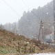 Na Primorskem omejitve v prometu zaradi burje, sneg do nižin
