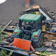 V Avstriji enajstletnica s traktorjem zapeljala na streho (FOTO)