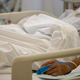 Starejši bolnik med poskusom pobega padel iz prvega nadstropja bolnišnice