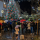 VIDEO in FOTO: Množica ljudi kljub dežju v Slovenj Gradcu pričakala prižig prazničnih luči