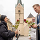 FOTO: V Slovenj Gradcu damam podarjal vrtnice očarljivi sanjski moški Blaž Režek