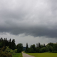 DANES BLIZU 30, JUTRI PA PREOBRAT: Oblačno bo, s pogostimi krajevnimi padavinami in nevihtami
