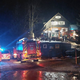 FOTO: V požaru smučarske koče dve osebi odpeljani v bolnišnico