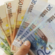Obvezna božičnica letos 740,94 evra, izplačana mora biti do 18. decembra