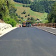 (VIDEO) Nova asfaltna prevleka na cesti Ravne-Dravograd, dela intenzivno napredujejo