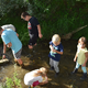 Mladi in otroci na Grobelnem spoznavali vodne živali Slomščice in Šentviškega potoka (foto)