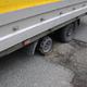 Na avtocestnem izvozu Dramlje ustavljeno vozilo z uničeno pnevmatiko