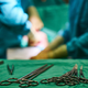 Bizarno: Kirurg se je pacientom z laserjem podpisoval na jetra