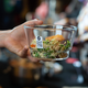 Kako bi bilo, če bi hrano »za zraven« v restavraciji dobili kar v stekleni embalaži?