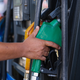 Kje liter bencina stane le dva centa in kje skoraj tri evre?