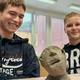 FOTO in VIDEO: Osnovnošolci iz Sladkega Vrha poustvarjali Kolbičeva kiparska dela