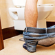 Bi morali moški med »lulanjem« sedeti na WC školjki?