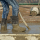 Kvalitetni gumijasti škornji: Nepremagljiva zaščita za delo v vlažnih razmerah