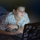 Prvi stik s spletno pornografijo se pri večini zgodi že pred 11. letom starosti