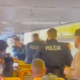 VIDEO: Kaos na letalu, pijani Britanci nadlegovali potnice in se pretepali