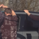 'POLICISTI' NA HRVAŠKEM USTAVILI ZNAN SLOVENSKI GLASBENI DVOJEC: Brata v prtljažniku prevažala nezakonitega migranta (VIDEO)