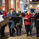 FOTO in VIDEO: Mariborske ulice preplavil božični duh, zapeli so koledniki