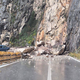 VIDEO: Zaradi padajočega skalovja zaprta cesta. Domačini opozarjajo na nevaren odsek