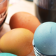 Obarvajte jajca s sodo bikarbono: Videti bodo čudovito, postopek je preprost, vse pa je končano v samo desetih minutah