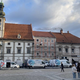 FOTO: Na Glavnem trgu odstranili veliko ponjavo, razkrilo se je pročelje zgodovinske stavbe