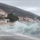 VIDEO: Visoka plima in orkanski veter poplavila dele Dalmacije