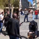 VIDEO: 45-letnica sredi mesta nad policiste, sledila je uporaba sile