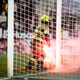 FOTO: Derbi v Ljudskem vrtu prekinjen: Na igrišče letele bakle, igralci zapustili zelenico