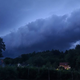 Podravje prehaja nevihtni pas z močnimi sunki vetra
