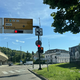 Voznike v Mariboru zmedla nova luč na semaforju: Kaj pomeni rumena puščica?