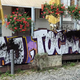 Grafit »Še eno rundo daj, točajka« postal tarča vandalov, v lokalu za informacije ponujajo 200 evrov in pivo
