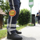 Občan z električnim skirojem podrl policista