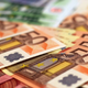 Na račune več kot 350.000 Slovencev prihaja denar. Preverite, kdaj