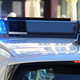 Moški z bombo grozil ob osnovni šoli, policija nemudoma ukrepala