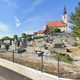 Pokopališče v Malečniku čaka prenova, dotrajane ciprese in staro žično ograjo bodo odstranili