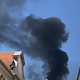 VIDEO: Tik čez mejo odjeknila eksplozija, mesto prekril gost črn dim