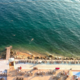 FOTO: Brez bitke za ležalnike, na tej plaži se sončijo kar v gradbenih samokolnicah
