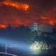 Šokantni prizori pri Omišu! Poškodovanih 36 ljudi, številni pred ognjem bežali v morje